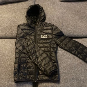 Armani jacka - Säljer då det inte riktigt är min stil längre och bara ligger i garderoben, inga hål eller fläckar på den. Storlek S