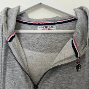 Grå Hoodie - Hoodie från märket U.S. Polo Assn. Knappt använt, är fortfarande som ny💓 Använd Köp nu!❤️