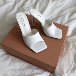 Klackskor Simmi - Klackskor från Simmi shoes, hittar de ej på hemsidan, klackhöjd 11 cm.storlek 5= 38. Fint skick, har endast använts vid fototillfällen. 💕