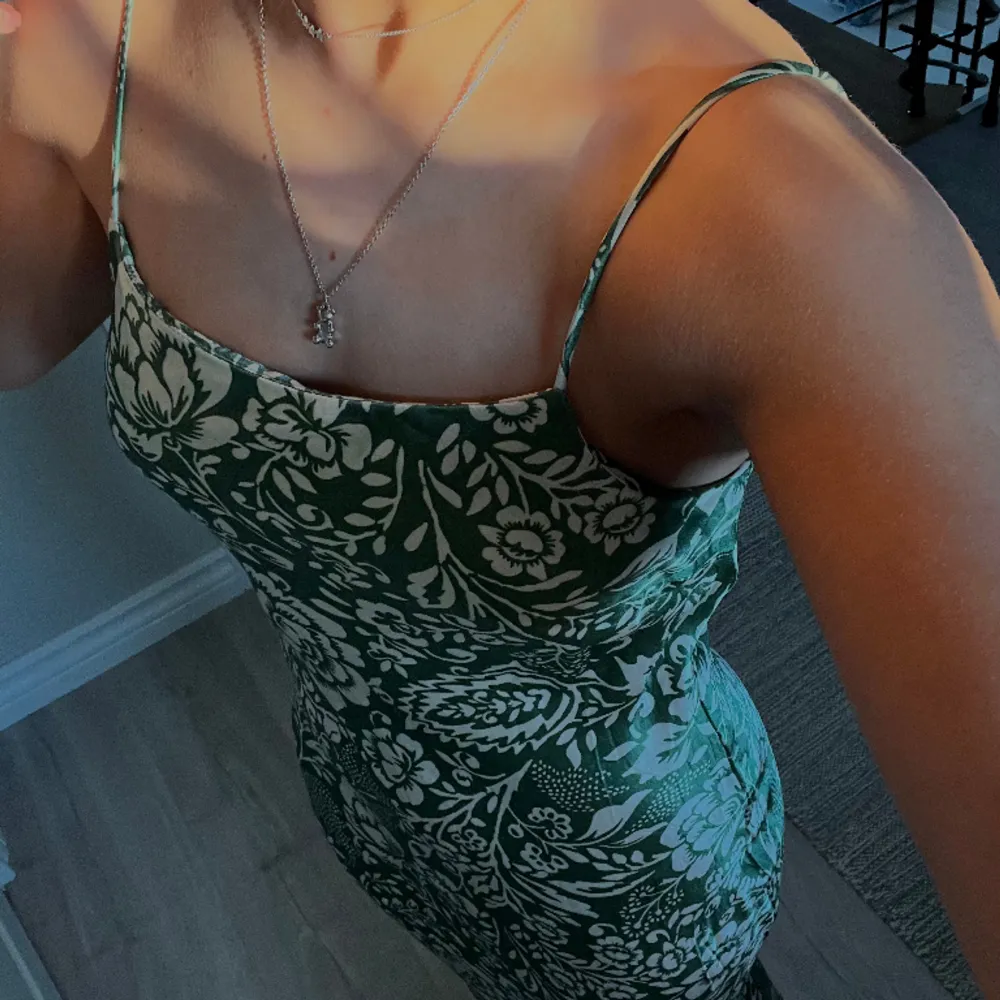 Superfin långklänning från Zara! Klänningen passar perfekt till skolan, är i mycket bra skick och säljs inte längre på deras hemsida. En likadan klänning finns att köpa på sellpy för 680kr, men jag säljer för 400.. Mekot.