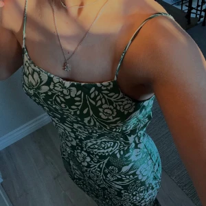 Blommig långklänning Zara - Superfin långklänning från Zara! Klänningen passar perfekt till skolan, är i mycket bra skick och säljs inte längre på deras hemsida. En likadan klänning finns att köpa på sellpy för 680kr, men jag säljer för 400.