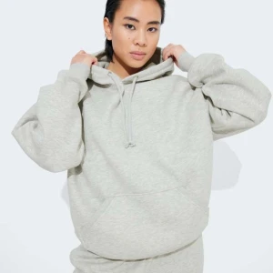 Bikbok mega hoodie - Fin grå mega hoodie från bikbok i bra skick men den är dock lite nopprig. Säljes eftersom att den tyvärr är för liten. Nypriset ät 400kr.