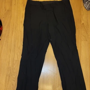 Kostymbyxor  - Ett par svarta kostymbyxor 