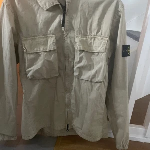 Stone island jacka - Säljer min Stone island vindjacka Den är i bra skicka o knappt använd  ( 3 gånger )  OPS! Strycker den innan säljning Pris kan diskuteras 