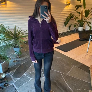 Lila velour zip up  - En lila velour zip up ifrån esmara i uppskattad storlek S🌹 tröjan har fina detaljer som en broderad blomma samt ett superfint hänge på dragkedjan💋