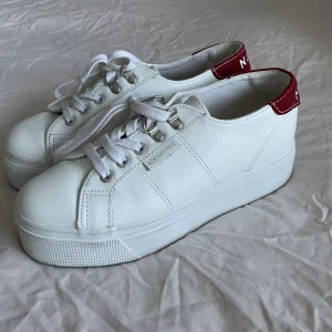 Superga x NAKD sneakers  - Unika skor i skinn läder/skinn med högre sula som endast används ca 5 gånger❣️köpta under 2022, nypris 2000 men säljs inte längre! OBS skorna är inte rengjorda på bilderna men fixar såklart de innan de postas. 