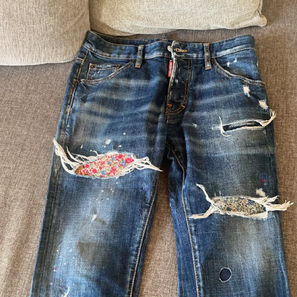 Dsquared Jeans i fint skick Nypris cirka 4000kr (äkta) Storlek : 44 (Dsquared har egna storlekar men det är en ganska liten storlek) Säljer billigt då efterfrågan på dem är ganska låg. Jeans & Byxor.