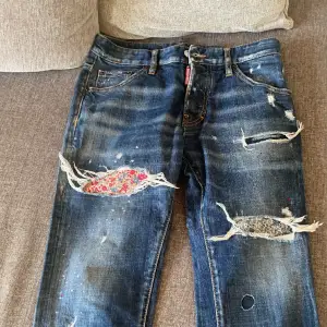 Dsquared Jeans i fint skick Nypris cirka 4000kr (äkta) Storlek : 44 (Dsquared har egna storlekar men det är en ganska liten storlek) Säljer billigt då efterfrågan på dem är ganska låg