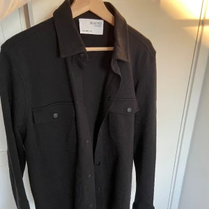 Selected overshirt S - Fin overshirt skjorta från Selected homme i storleken S. Använt kanske 2-3 gånger. Svart färg  Nypris 699