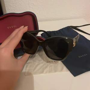 Ett par Gucci glasögon som ändats har använts Max 5 gånger. Dom köptes för 3100kr och säljer för 1500kr. Box, tvättduk och påse för solglasögonen medföljer!💗