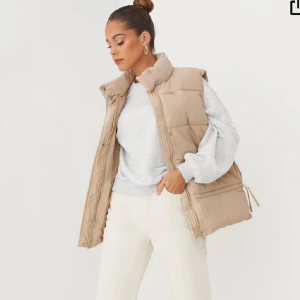 Väst  - Använd väldigt få gånger, i väldigt fint skick, säljer då den inte används. 