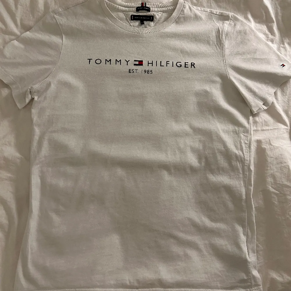 Denna T-shirt är från märket Tommy Hilfiger och är i storleken 176 men passar folk som bär storleken S. Plagget har används sparsamt. Säljer eftersom plagget har blivit för litet. T-shirts.