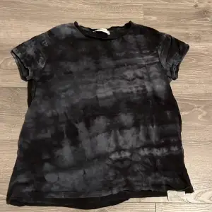 Svart/grå tie-dye t-shirt, använd fåtal gånger 