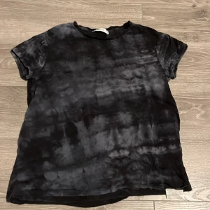 Tie-dye t-shirt - Svart/grå tie-dye t-shirt, använd fåtal gånger 