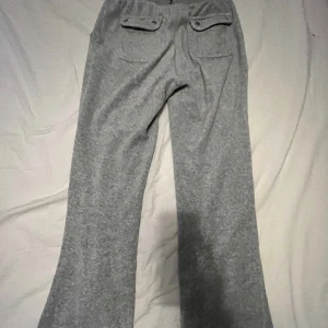 Juicy Couture byxor - Gråa juicy byxor. Köpta här på Plick, säljer på grund av att dem var lite korta. Skriv för bättre bilder. Kan tänka mig att byta mot antingen en juicy kofta eller byxor. Kontakta vid intresse💛 Ny pris 900kr