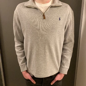 Ralph Lauren Halv Zip - Säljer nu denna asfeta Ralph Lauren halv zipen i ett gott skick. Tröjan är lite för liten på mig det är därför jag säljer den. Storleken är M men passar mer S! Nypris ca 1500, mitt pris 499. Hör av dig vid minsta lilla fundering 