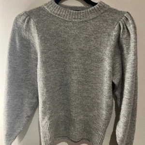Grå stickad tröja - Bra skick, ljusgrå med lite puffärmar. 