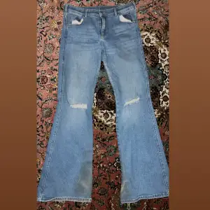 Säljer ett par DrDenim utsvängda jeans från Salt. Längden är 32. Använd ett par gånger. Stretchiga är dom vid midja 