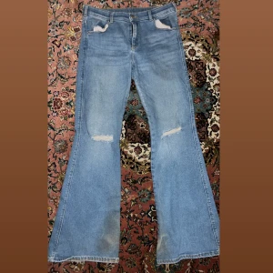 Jeans - Säljer ett par DrDenim utsvängda jeans från Salt. Längden är 32. Använd ett par gånger. Stretchiga är dom vid midja 