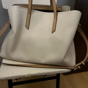 Medel stor väska  - En super snygg of with väska använd en gång 