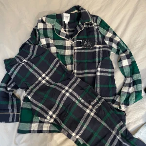 Oanvänd pyjamas - Helt oanvänd flanellpyjamas med prislapp kvar 