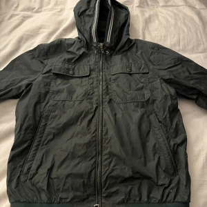 Moncler regnjacka - Säljer denna gröna Moncler jacka i storlek 1/S. Skick 9/10