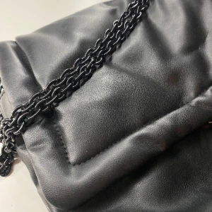 H&M väska - Säljer min H&m väska som är sparsamt använd utan defekter. Köptes för 299kr säljer för 219kr! 🩷