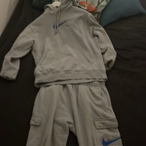 Nike tracksuit (air)  - Fint Nike sätt i storlek M använd kanske 10-15 gånger så ändå använt men inga defekter , hör av er vid frågor