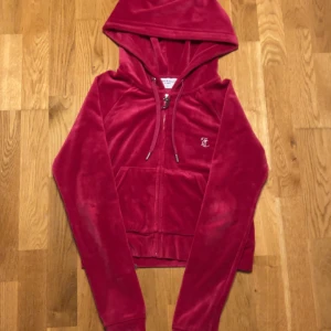 Juicy kofta❤️ - Röd juicy kofta som är i mycket bra skick och andvänts mycket sällan. Man kan köpa det separat eller settet och ifall man vill köpa settet så får vi diskutera priset. Den kommer tvättas innan det skickas. Orginal pris är ca 1300kr men säljs för 650kr