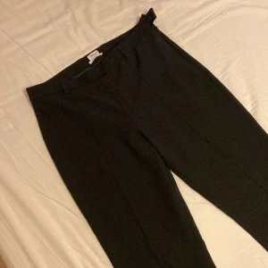 Kostymbyxor från Filippa K - Svarta kostymbyxor från Filippa K💗I storlek L men skulle säga att de är mer som S/M💗