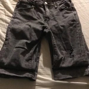 Utsvängda jeans - Dessa snygga gråa utsvängda jeans säljer jag för att de var för stora i storleken,jag köpte de för 200 här på Plick men jag säljer de för 125+frakt. de är i xxs. Om det är nått ni undrar är det bara att skriva till mig!💕