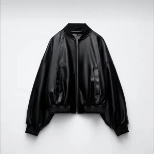 Bomberjacka i skinn - Säljer denna skinnbomberjacka från zara då den aldrig kommit till användning. Den är alltså helt ny. Storlek M, sitter som en M skulle jag säga. Har du frågor eller vill ha mer bilder så är de bara att höra av sig. 🫶🏼 (bild tre är lånad från Alva blomdahl)