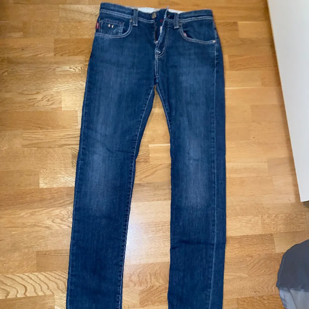 Säljer nu ett par mörkblåa J.Lindeberg Jeans i nyskick, inga skador! Tidslös färg som passar till allt året om, hög kvalité och perfekt passform. Nypris 1700kr mitt pris 599kr, förhandlingsbart vid snabb affär! Paketpris kan fixas, kolla genom min sida!. Jeans & Byxor.