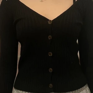 Stickad tröja med detaljer  - Snygg figurnära stickad tröja med knappar. Köpt från Forever21 