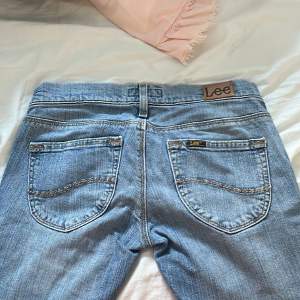 Säljer vidare dessa lee jeans jag köpte på sellpy då det var försmå för mig. De är raka med slits!! Är inte säker på om jag ska sälja, säljer vid bra bud❤️ Mått rakt över midjan 37,5 cm Innebenslängd: 79 cm