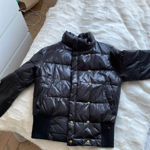 Svart jacka  - Säljer min vinterjacka som är för liten. Använd en del men bra kvalitet och fortfarande i fint skick. Står ingen storlek på jackan men skulle säga xs/xxs