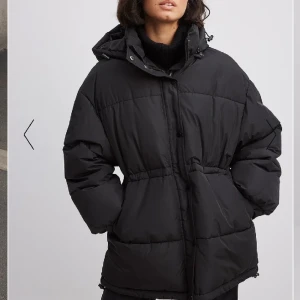 Puffer jacket - Säljer denna vinterjacka från NAKD i nyskick i storlek 38/M. Prislapp är kvar och jackan är aldrig använd. Säljer då den var för stor för mig och inte går att returnera❤️‍🔥❤️‍🔥 Nypris 1200, mitt pris 400 Pris går att diskutera vid snabb affär