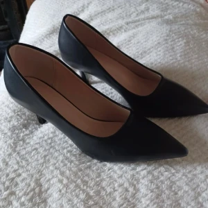 Svarta pumps  - Säljer mina svarta pumps i storlek 39, klacken är 6,5 cm.  Aldrig använda! Skriv privat för fler bilder eller frågor🥰