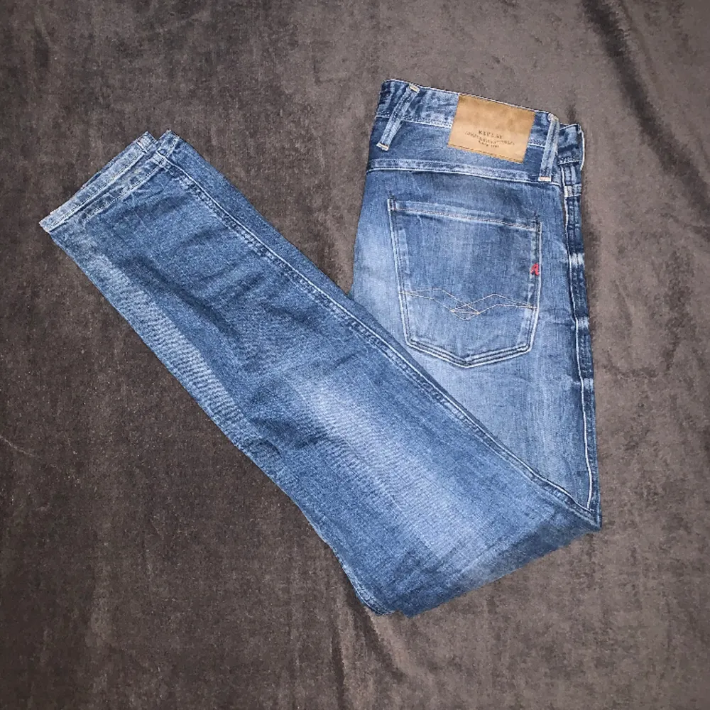 Säljer dessa as schyssta jeansen från Replay i modellen Anbass, Skick 9/10, Storlek 31/34, pris går självklart att diskuteras!. Jeans & Byxor.