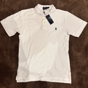 Ralph lauren pike - Sprillans ny Ralph Lauren pike som jag säljer pågrund av att den inte passade. Perfekt till våren och sommaren, nypris ligger på runt 1100 men jag säljer för endast 400. Skriv om frågor finns🤝