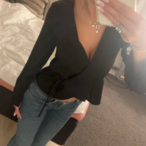 Blus!!  - Superfin blus från bikbok! Aldrig kommit till användning därav helt som ny! 