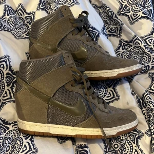 Sneakers - Sneakers klackskor från Nike, Köpta på Sellpy. Klackhöjd ca 6 cm. Storlek 39