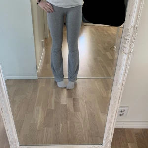 Grå yoga pants - Söta yoga pants. Jag har använt dem en del men inga defekter förutom att lappen där bak som visar storlek och så är borta, dem passar bra i längden på mig som är 159 cm.