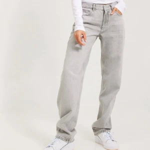 Low waist straight jeans  - Jätte snygga gråa low waist jeans straight från Gina Tricot (beställda från Nelly)  Storlek 38 och endast använda ca 2 gånger då jag insåg att dom va förstora när jag använde dom.  Köpa för 500kr säljes för 350