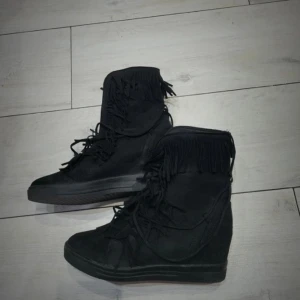 Fransskor - Säljer mina skor i jättebra skick! Kommer inte till användning längre, pris kan diskuteras❤️❤️har även i andra färger (beige, gråa och grön) hör av er vid intresse!❤️ öppen mot byten