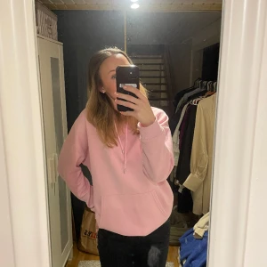 Hoodie - Supersöt rosa hoodie från Nelly 😆 Den är XS men väldigt oversized så sitter pösigt på mig som brukar ha S 👍🏻 Mjuk i materialet och endast använd ett par gånger så skicket är som nytt 😍