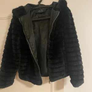 Päls jacka  - Säljer denna snygga pälsjacka då jag har dubbletter(priset kan diskuteras)🖤