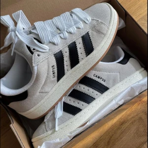 Adidas Campus 00s - Säljer ett par oanvända campus 00s i strl 38, 2/3. Säljer dessa eftersom dom inte passa. Har kvitto. Skriv för fler bilder.