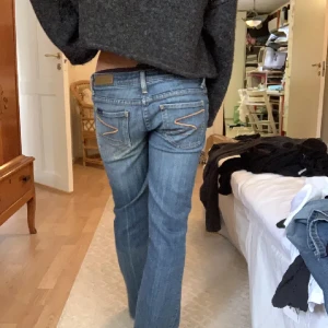 Seven jeans  - Säljer min snygga bootcut jeans från märket Seven🩷 Köpte de här från Plick för 500kr och säljer för 350kr och har ej använt de💘