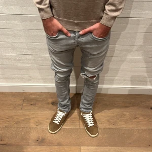 Dondup jeans - Tja, säljer just nu dessa riktigt snygga dondup jeans då dom ej kommer till användning, de är i ett mycket fint skick och är i storleken 31. Modellen är George! De är har ett hål i vänstra knä, det kostar bara 100kr att lappa hålet!
